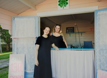 Ung företagsamhet inom 4H: Mathilda och Julias sommar i 4H-Glasskiosken i Malax featured image